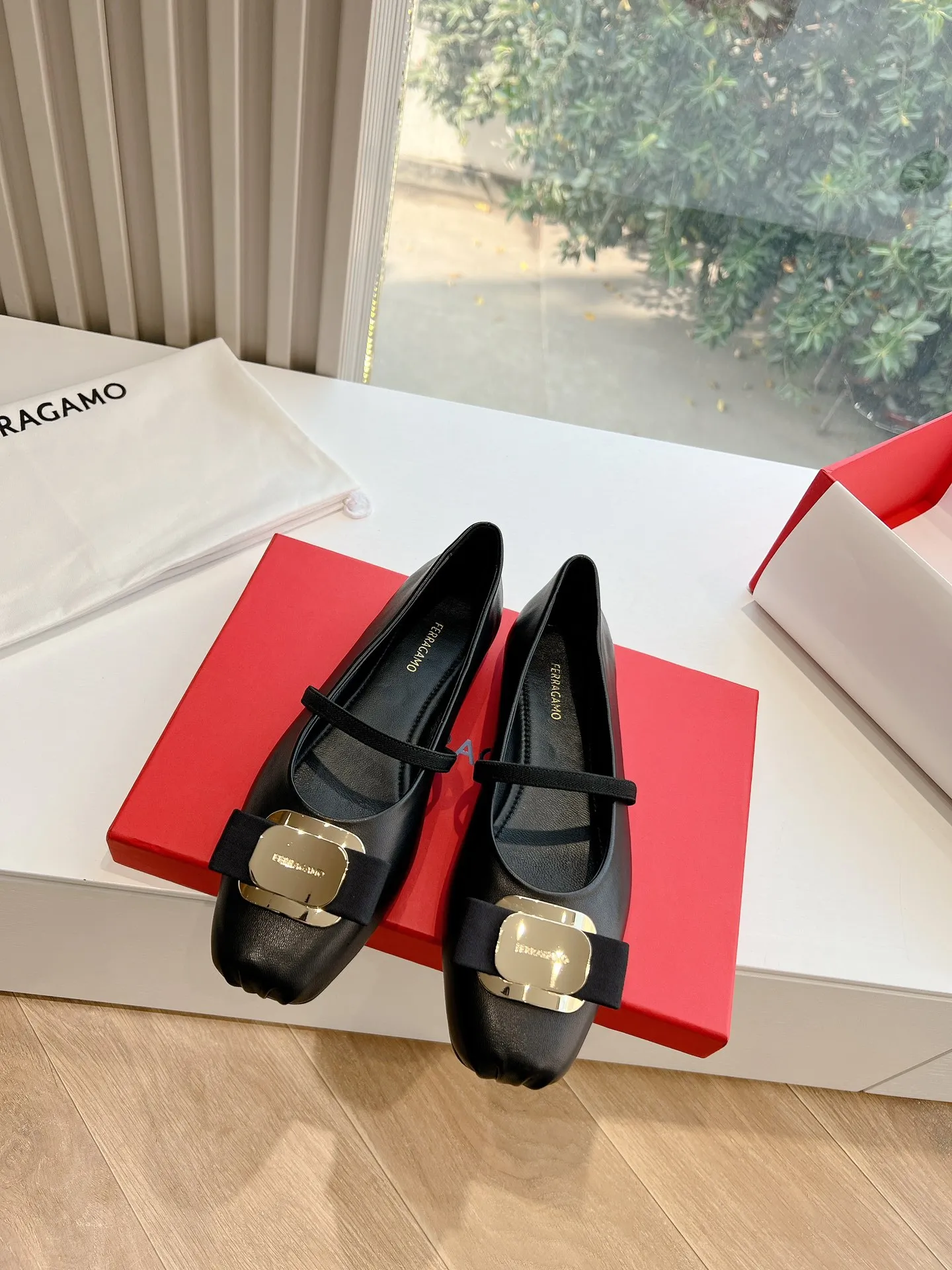 👟👟Ex-factory price 520👟👟 A one-to-one replica of the original version of the top-notch FERRAGAMO women's new version of Vara nameplate ballet flats, which are indeed more stunning on the feet~Bow-tie, flat shoes that combine beauty and beauty, are very versatile, and will not tire your feet when worn. It is definitely a pair that is worth buying! Fabric: Imported sheepskin Lining: sheepskin Code number: 35-39 (40/41 customization is non-returnable and non-exchangeable)